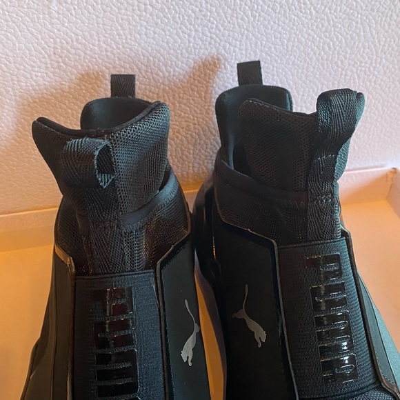 (ALMOST NEW) Puma Sneakers Light Weight - Picture 3 of 8